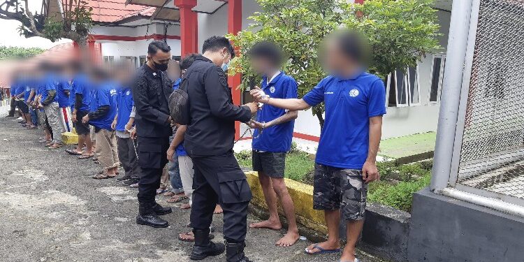 FOTO: MATAKALTENG - Para WBP di Rutan Kelas IIA Palangka Raya, pada saat hendak dipindahkan.