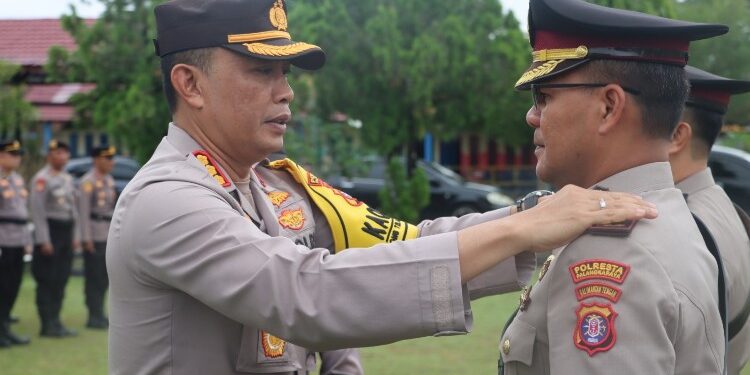 FOTO: RZL/MATAKALTENG - Kapolresta Palangka Raya, Kombes Pol Budi Santosa, pada saat memimpin sertijab Wakapolresta, AKBP Moch. Isharyadi Fitriawan.