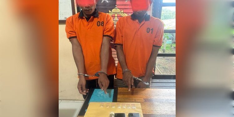 FOTO: IST/MATA KALTENG - Kedua orang terduga pelaku diamankan Polsek Parenggean.