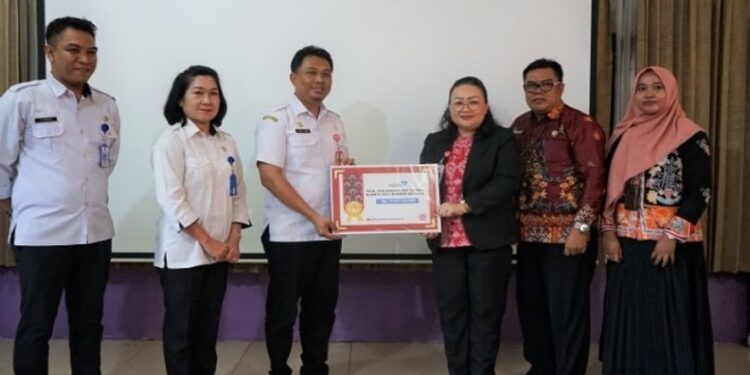 FOTO: MATAKALTENG - Asisten I setda Barsel Yoga P Utomo saat menerima bantuan anggaran dari Kepala Perwakilan  BKKBN Provinsi Kalteng Jeanny Yola Winokan, di aula Dinas Pengendalian Penduduk Keluarga Berencana Pemberdayaan Perempuan dan Perlindungan Anak (DPPKBP3A) Barsel.