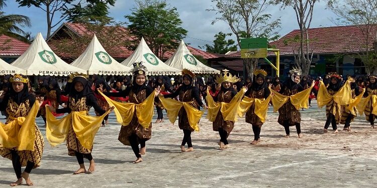FOTO: DIAN/MATA KALTENG - Sejumlah pelajar SMPN 3 Sampit saat menampilkan tarian daerah.