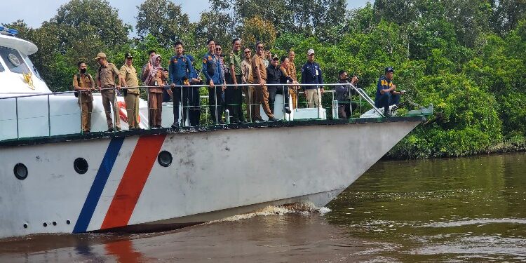 FOTO : IST/MATAKALTENG - Bupati Kotim Halikinnor dan rombongan saat berada di Pulaua Hanibung, Selasa 16 Januari 2024.