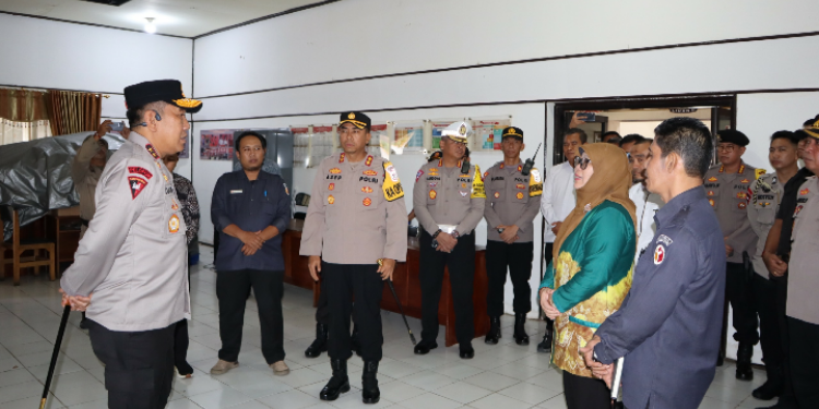 FOTO: MATAKALTENG - Kapolda Kalteng, Irjen Pol Djoko Poerwanto saat berkunjung ke KPU Barsel.