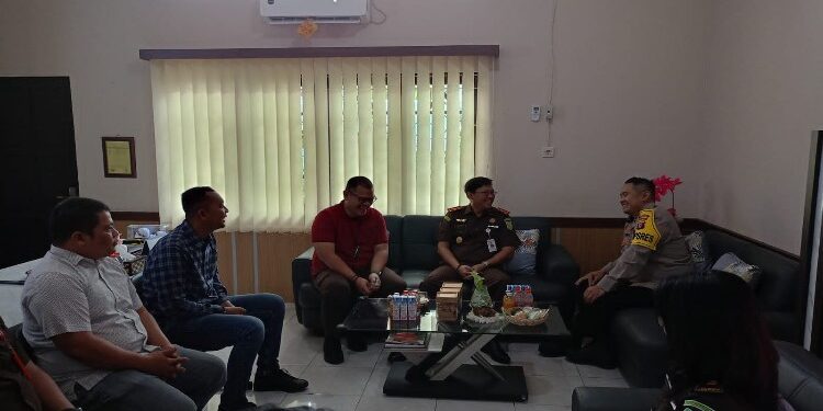 FOTO : HUMAS POLRES GUMAS/MATA KALTENG - Kapolres Gumas AKBP Theodorus Priyo Santosa saat berbincang dengan Kajari Sahroni dan tokoh agama, Selasa, 16 Januari 2024.