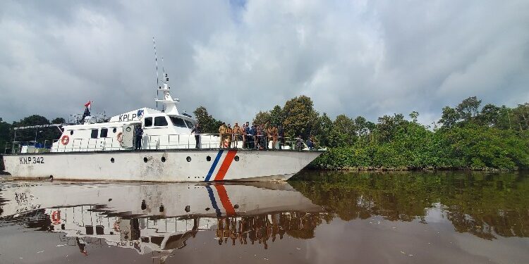FOTO: IST/MATAKALTENG - Bupati Kotim dan rombongan saat meninjau Pulau Hanibung, Selasa 16 Januari 2024.