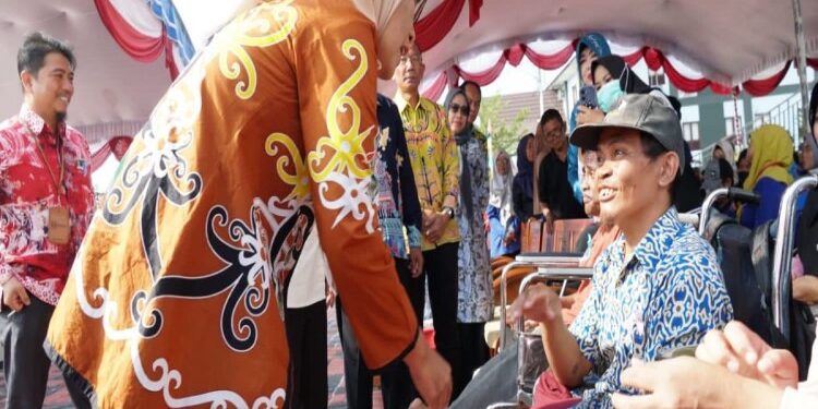 FOTO: MATAKALTENG - Penjabat (Pj) Wali Kota Palangka Raya, Hera Nugrahayu saat berdialog dengan salah seorang penyandang disabilitas.