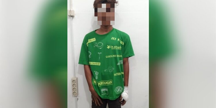 FOTO: IST/MATA KALTENG - Pelaku saat diamankan Polisi akibat menusuk PSK yang ada di Jalan M. Hatta, Kecamatan MB Ketapang, Kota Sampit.