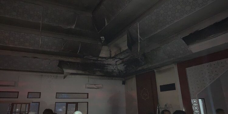 FOTO: RZL/MATAKALTENG - Kondisi plafon Masjid Natabel Jannah, usai terbakar.