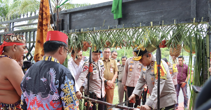 FOTO: MATAKALTENG - Kapolda Kalteng, Irjen Pol Djoko Poerwanto beserta ibu saat tiba di muka kantor Mapolres Barsel.