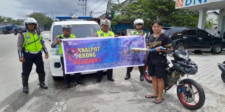 FOTO: RZL/MATAKALTENG - Kasat Lantas Kompol Salahidin ketika memberikan edukasi terhadap salah satu pengguna knalpot brong.