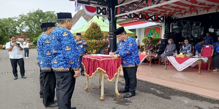 FOTO: DEVIANA/MATAKALTENG - Bupati Kotim Halikinnor saat menandatangani fakta integritas netralitas ASN, Rabu, 17 Januari 2024.