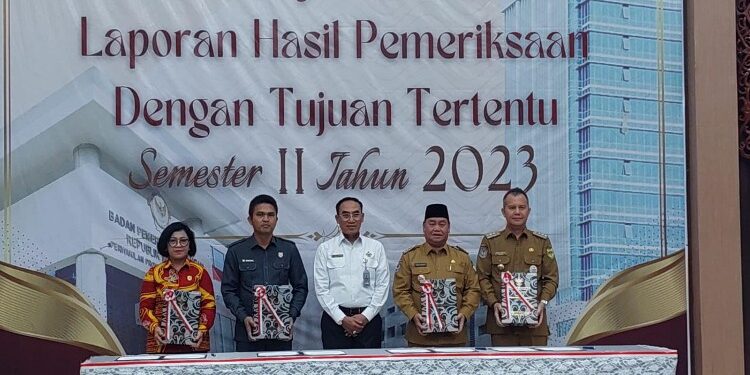 FOTO: IST/MATAKALTENG - Bupati Kotim Halikinnor bersama kepala daerah lainnya saat menerima LHP, belum lama ini.