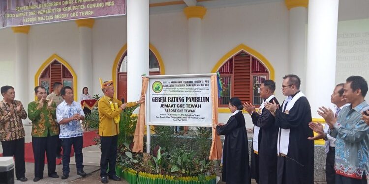 FOTO : DISKOMINFO SANTIK/MATA KALTENG - Bupati Gumas Jaya S Monong bersama Ketua Majelis Sinode GKE Pdt Simpoen F Lion, Kepala DPU Baryen, dan Camat Tewah Hendra Surya, saa=
