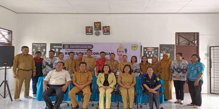 FOTO: MATAKALTENG - Anggota DPRD Kabupaten Gumas Rayaniatie Djangkan (tengah) bersamaguru dan pegawai disdikpora, ketika melakukan reses perseorangan di SMAN 2 Kurun, di Desa Tumbang Hakau, Kecamatan Kurun, Selasa, 16 Januari 2024.