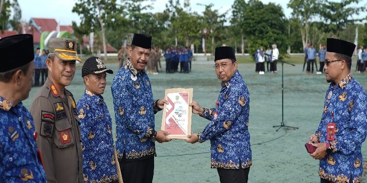 FOTO: AKH/MATAKALTENG - Pj Bupati Sukamara Kaspinor saat menyerahkan dokumen pelaksanaan anggaran kepada kepala OPD.