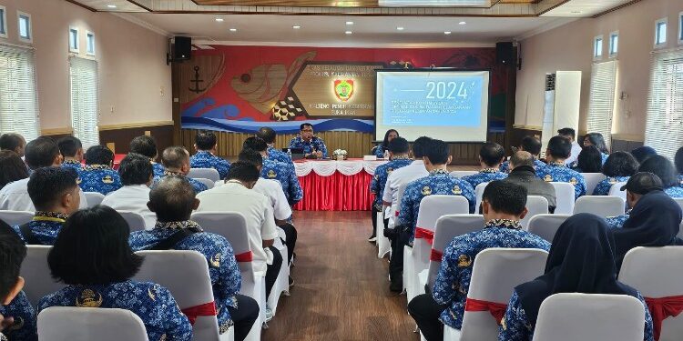 FOTO: MATAKALTENG - Kepala Dislutkan Kalteng H. Darliansjah saat memberikan paparan pada Rapat Penguatan Komitmen dan Optimalisasi 6M.