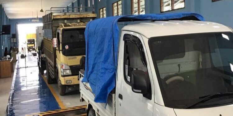 FOTO: MATAKALTENG - Mobil angkutan saat dilakukan uji KIR.