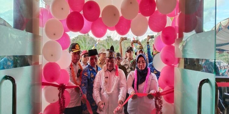 FOTO : IST/MATAKALTENG - Bupati Kotim Halikinnor dan wakilnya Irawati saat meresmikan Kantor Kecamatan Bukit Santuai, Rabu 17 Januari 2024.