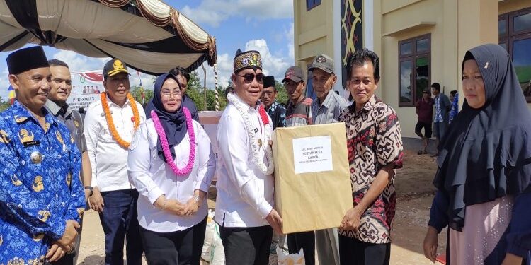 FOTO: IST/MATAKALTENG - Bupati Kotim, Halikinnor, pada saat menyerahkan bantuan, Rabu, 17 Januari 2024.