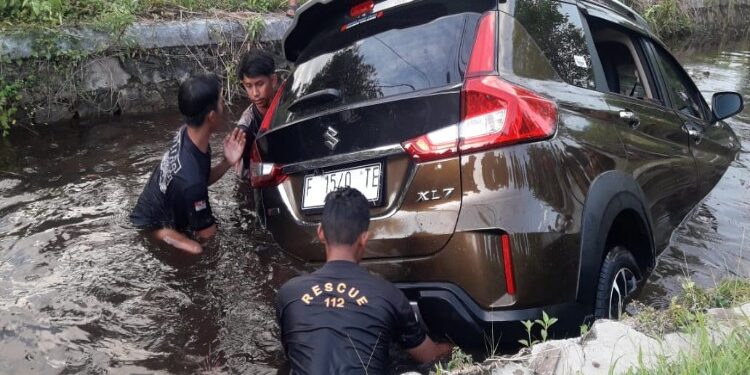 FOTO: RZL/MATAKALTENG - Tim Call Center 112, pada saat mengevakuasi mobil korban keluar dari parit.