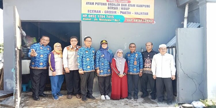 FOTO: RZL/MATAKALTENG - Pj Wali Kota Palangka Raya, Hera Nugrahayu, saat memimpin audit Sertifikasi Halal RPU Berkah Jaya.