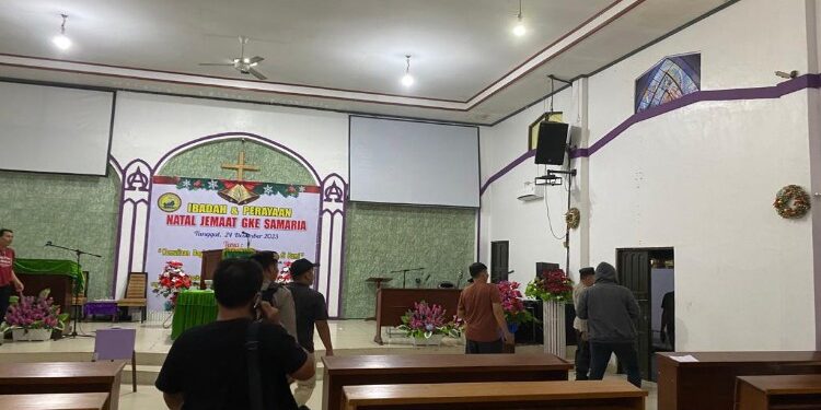 FOTO: RZL/MATAKALTENG - Jajaran Satsamapta Polresta Palangka Raya, pada saat mendatangi Gereja Samaria.