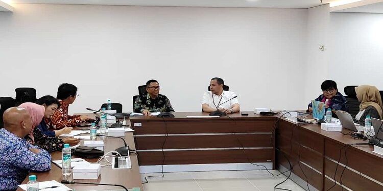 FOTO: MATAKALTENG - Kepala Bappedalitbang Prov. Kalteng Leonard S. Ampung bersama Deputi Bidang Riset dan Inovasi Daerah Yopi.