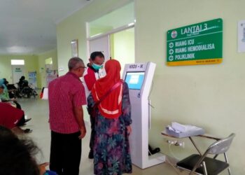 FOTO: DIAN/MATA KALTENG - Pengisian data dan pengambilan nomor antrian pelayanan di rumah sakit umum daerah dr Murjani Sampit.