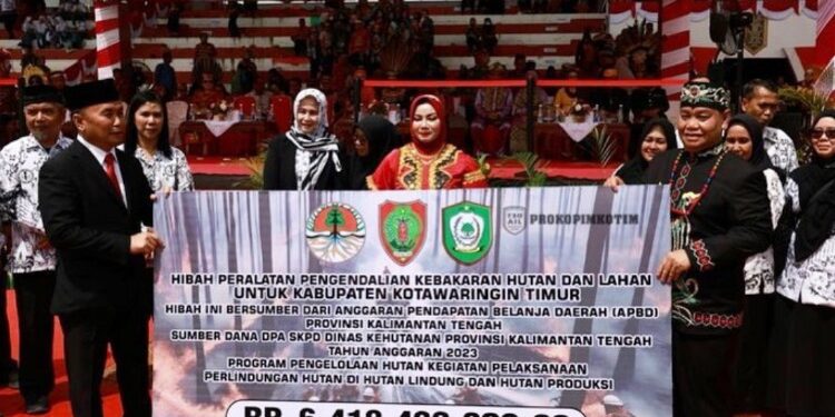 FOTO: IST/MATAKALTENG - Bupati Kotim, Halikinnor, didampingi wakilnya saat menerima bantuan dari Gubernur Kalteng secara simbolis pada Hari Jadi Kotim ke-71 tahun.