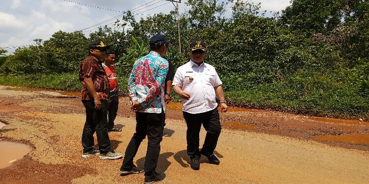 FOTO : DOK DEVIANA/MATAKALTENG - Bupati Kotim Halikinnor saat meninjau jalan, beberapa waktu lalu.