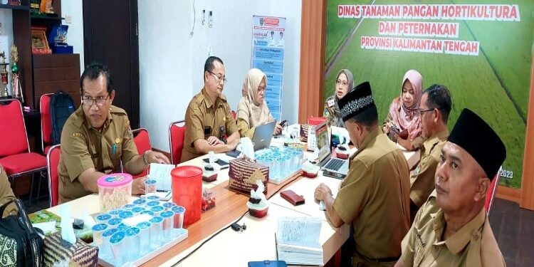 FOTO: MATAKALTENG - Kepala Dinas TPHP, Sunarti saat memimpin Rapat Koordinasi (Rakor) bersama seluruh Kepala Dinas Pertanian Kabupaten/Kota se Kalimantan Tengah secara daring melalui zoom meeting.