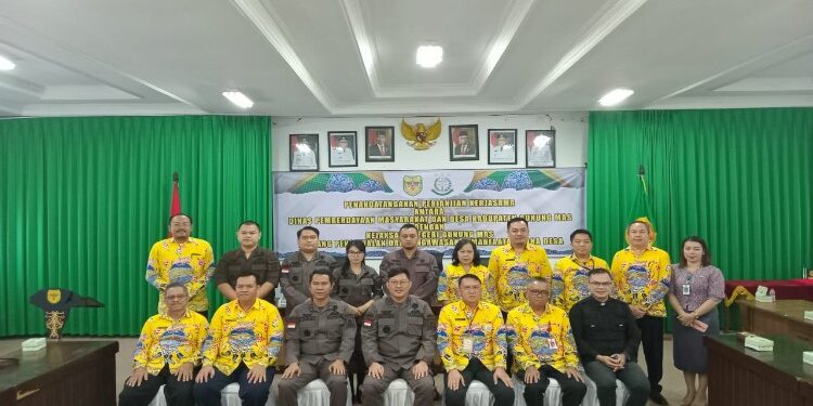 FOTO : DISKOMINFO SANTIK/MATA KALTENG - Sekda Gumas Richard didampingi Kajari Sahroni dan Kepala DPMD Yulius berfoto bersama dengan jajaran kejaksaan, DPMD, dan perangkat daerah terkait, usai penandatanganan perjanjian kerjasama, di ruang rapat lantai 1 kantor bupati, Kamis, 18 Januari 2024.