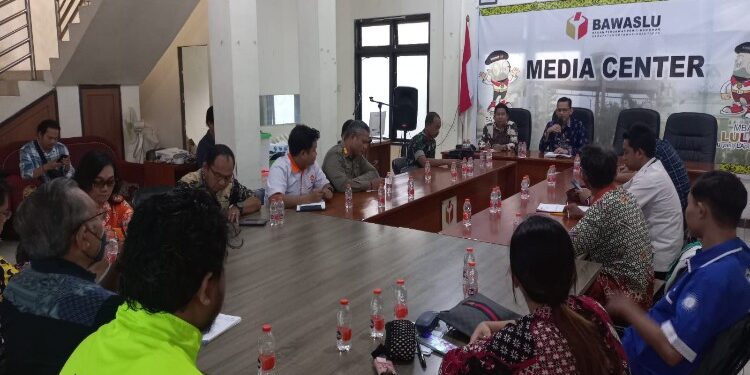 FOTO: IST/MATAKALTENG - Bawaslu Kotim saat rapat bersama pemda dan peserta pemilu terkait penertiban APK yang dipasang tidak sesuai, Kamis 18 Januari 2024.