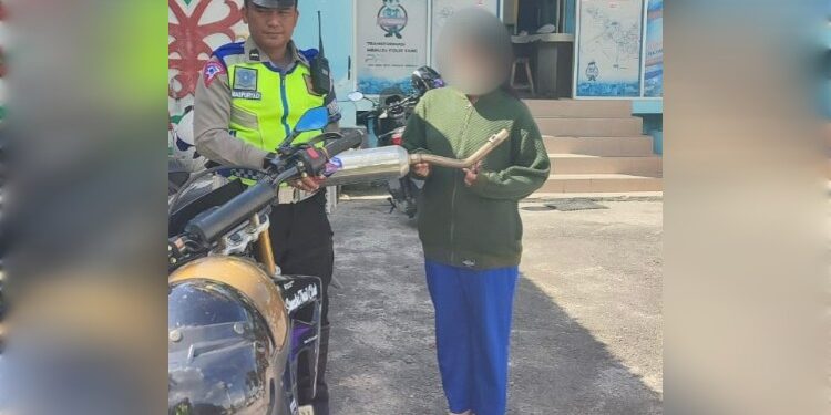 FOTO: RZL/MATAKALTENG - Seorang mahasiswi yang ketangkapan menggunakan knalpot brong.