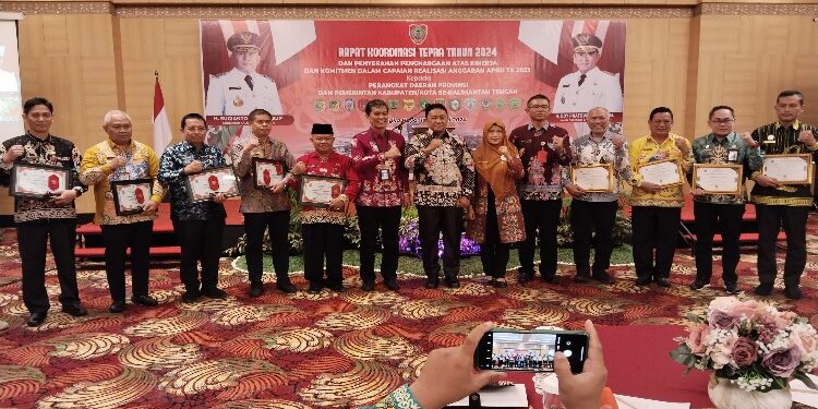 FOTO: IST/MATAKALTENG - Pj Bupati Sukamara Kaspinor saat menerima penghargaan dari Wakil Gubernur Kalimantan Tengah.