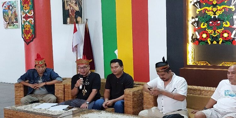 FOTO: RZL/MATAKALTENG - Korban yang merupakan operator SPBU, Andri (tengah), pada saat hadir di rapat terbatas DAD Kalteng.