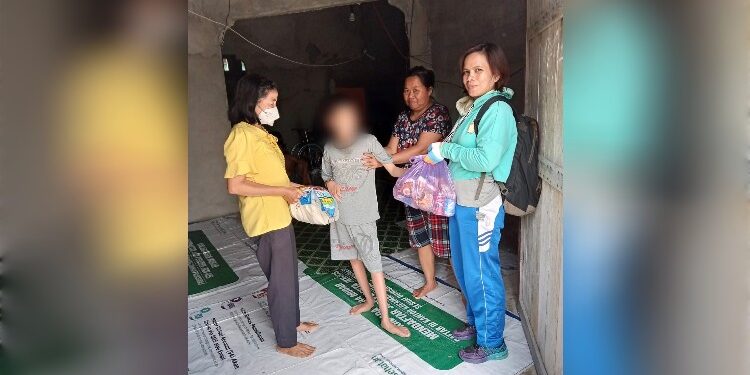 FOTO: DINSOS GUMAS/MATA KALTENG - Pihak Dinsos Kabupaten Gumas menyerahkan bantuan sembako kepada warga penyandang disabilitas, belum lama ini.