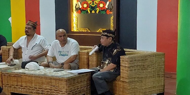 FOTO: RZL/MATAKALTENG - Mantir Adat Kelurahan Menteng, Dandan Ardi (Baju hitam), saat menjelaskan singer yang akan diberikan kepada Panglima Pajaji.