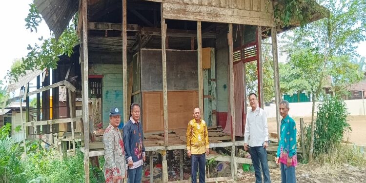 FOTO: IST/MATA KALTENG - Anggota DPRD Kotim Dapil V Hendra Sia (baju putih) saat mengunjungi rumah dinas SDN 1 Desa Bukit Indah belum lama ini.