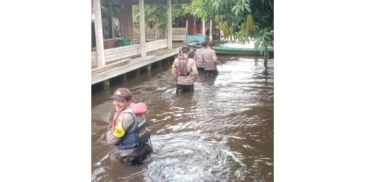 FOTO: MATAKALTENG - Empat Personel Poksek Dusun Hilir Kabupaten Barsel saat patroli guna memantau pemukiman penduduk yang terdampak banjir.