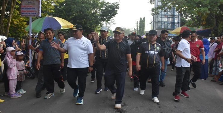 FOTO : IST/MATAKALTENG - Ribuan Masyarakat Kotim Antusias Ikuti Jalan Sehat Bersama Gubernur di Taman Kota Sampit.