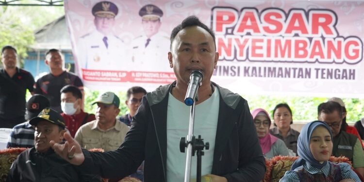 FOTO: IST/MATAKALTENG - Gubernur Kalteng, H Sugianto Sabran, saat membuka pasar penyeimbang di Kecamatan Mentawa Baru Ketapang dan Baamang Kotim.