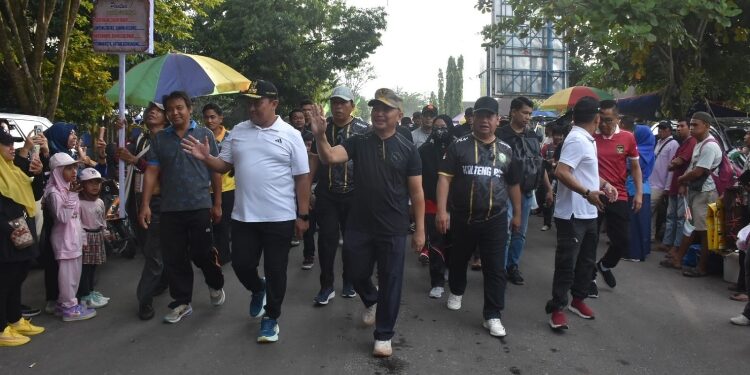 FOTO: Gubernur Kalimantan Tengah, H Sugianto Sabran saat mengikuti kegiatan jalan sehat bersama Bupati Kotim di Taman Kota Sampit.