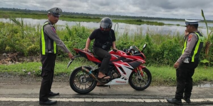 FOTO: IST/MATAKALTENG - Satlantas Polres Barsel saat melakukan penertiban terhadap pengguna jalan yang menggunakan Knalpot Brong di sejumlah titik jalan.