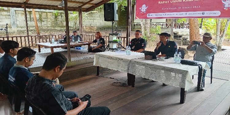 FOTO : SID/MATA KALTENG - Plh Ketua KPU Kabupaten Gumas Sugiono didamping i Ketua Bawaslu Yepta H Jinal, komisoner KPU Suwarsono, dan anggota bawaslu Sukjani, ketika memimpin rapat rapat umum kampanye pemilu tahun 2024, Jumat 19 Januari 2024.