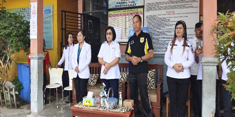 FOTO : DISKOMINFO SANTIK/MATA KALTENG - Wakil Bupati Gumas Efrensia LP Umbing (dua dari kiri) menghadiri suatu kegiatan, di SDN 3 Kurun, belum lama ini.