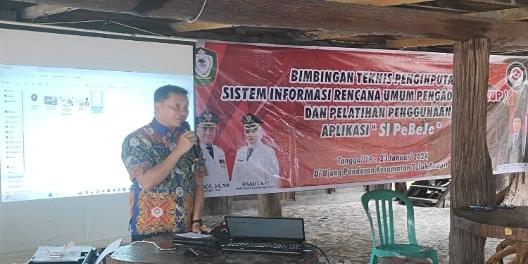 FOTO : IST/MATAKALTENG - Kepala Bagian Pengadaan Barang/Jasa selaku Kepala Unit Kerja Pengadaan Barang/Jasa Kabupaten Kotawaringin Timur Yephi Hartady Periyanto saat sosialisasi pelatihan aplikasi Si PeBeJe, belum lama ini.