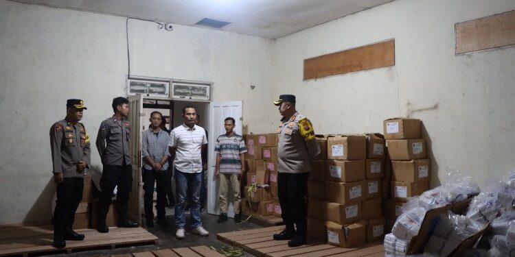 FOTO : HUMAS POLRES GUMAS/MATA KALTENG - Dirreskrimum Polda Kalteng Kombes Pol Nuredy Irwansyah Putra didampingi Kapolres Gumas AKBP Theodorus Priyo Santosa, dan Wakapolres Kompol Tri Wibowo, saat mengecek logistik pemilu, di gudang KPU setempat, Jumat, 19 Januari 2024.