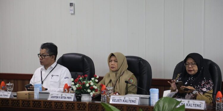 FOTO: MATAKALTENG - Asisten Ekbang Setda Kalteng Sri Widanarni ikuti rakor pengendalian inflasi bersama Mendagri secara virtual.
