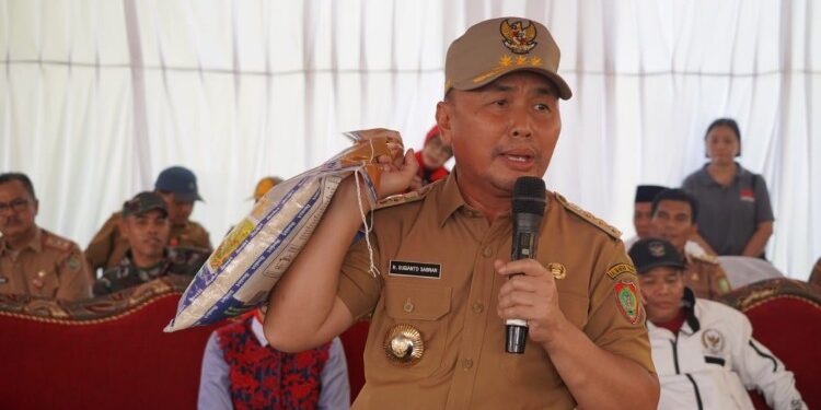 FOTO: MATAKALTENG - Gubernur Kalteng H. Sugianto Sabran saat membuka pasar penyeimbang di Kantor Kelurahan Kota Besi Hulu, Kecamatan Kota Besi.
